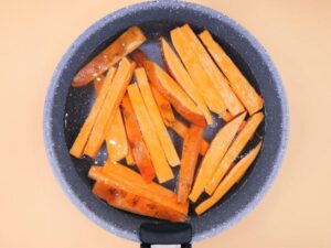 Jak długo smażyć bataty na patelni, aby były idealnie chrupiące?