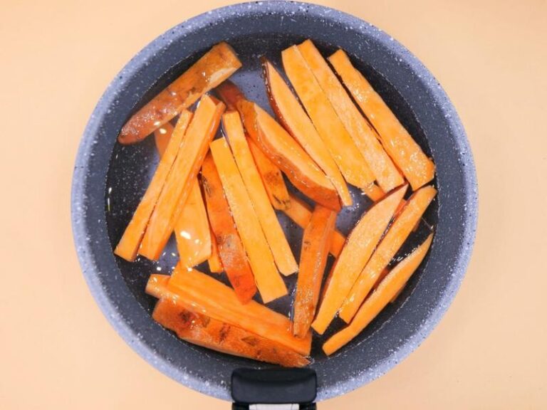 Jak długo smażyć bataty na patelni, aby były idealnie chrupiące?