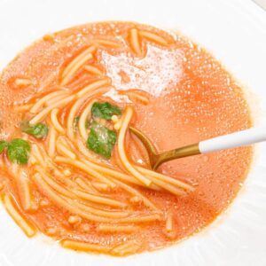 Sposoby na idealnie gęstą zupę pomidorową z mąką i śmietaną