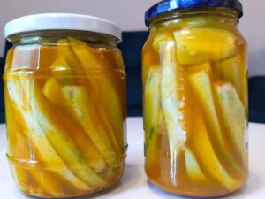 Odkryj smak lata: Jak zrobić ogórki z przyprawą curry?