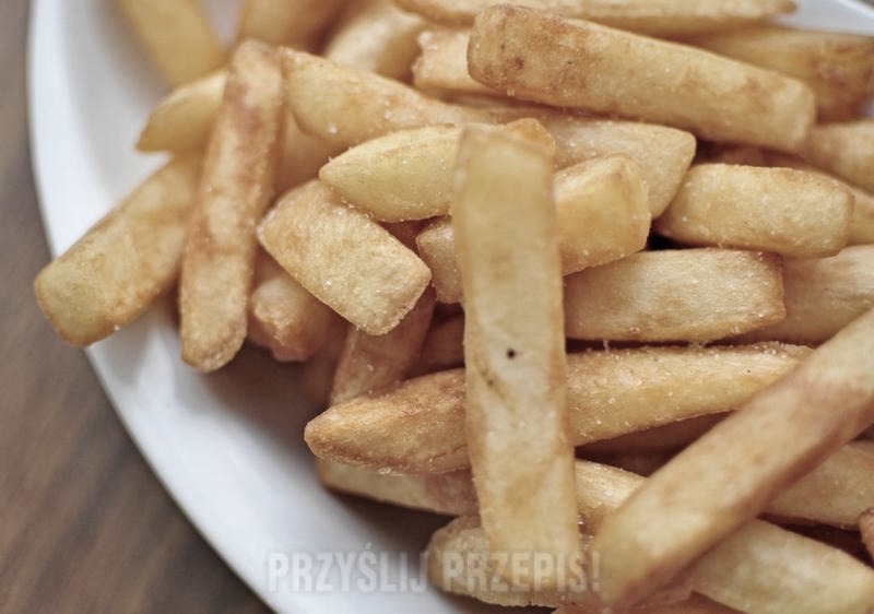 Ile smażyć frytki we frytkownicy, żeby wyszły idealnie chrupiące